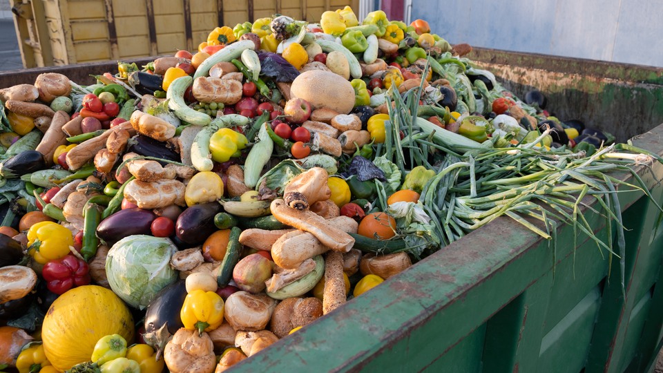 Kasserade grönsaker i en container