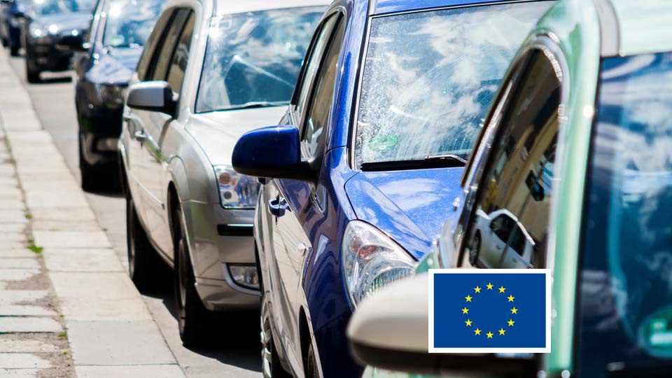 Bilar som står parkerade och EU-logga